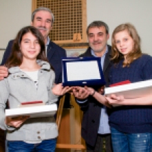 Evita Soldaini ed Elena Martelli ricevono i premi dal Sindaco Vittorio Gabbanini e Massimo Gabbrielli